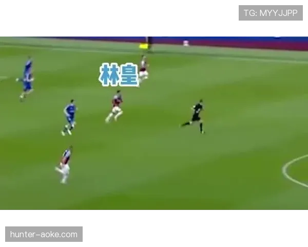 特里如何在强强对话中通过回追拦截与近身防守压制对手前锋